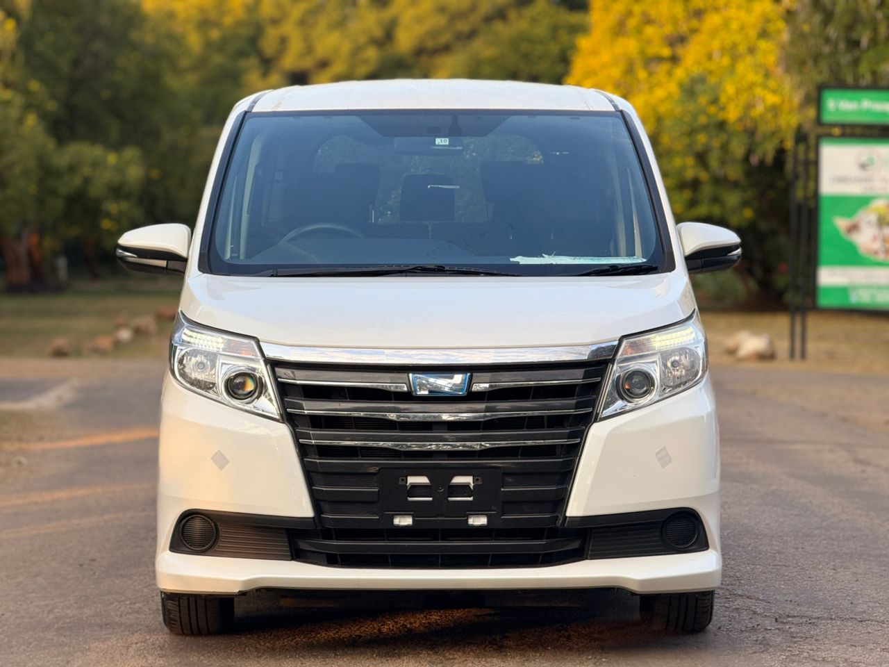 TOYOTA NOAH