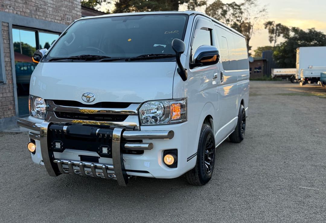 2017 TOTOTA HIACE SUPER GL